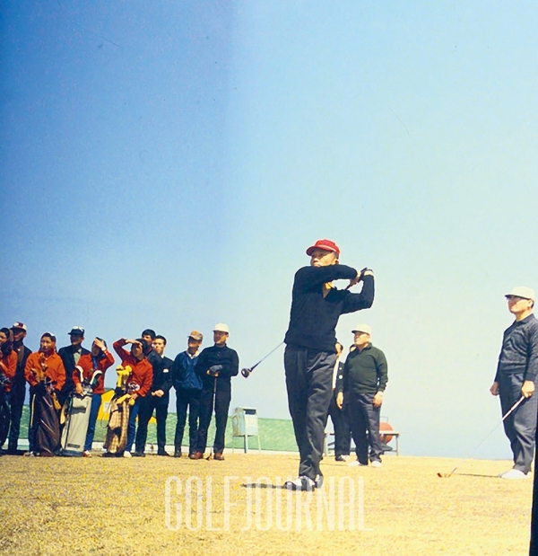 박정희 대통령의 골프스윙 모습(1968년)